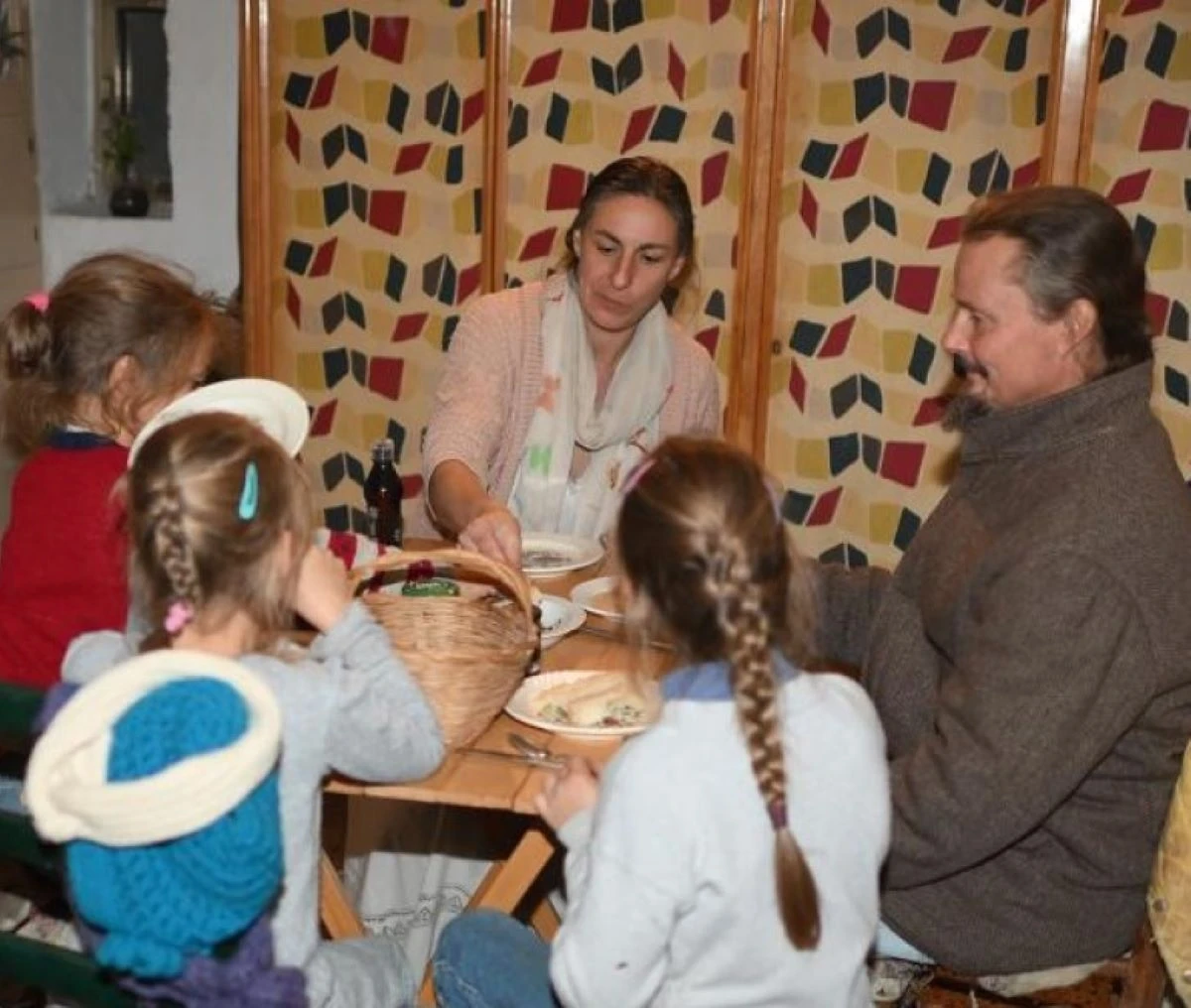 La famiglia del bosco di Palmoli, i genitori Catherine e Nathan in un’immagine simbolica