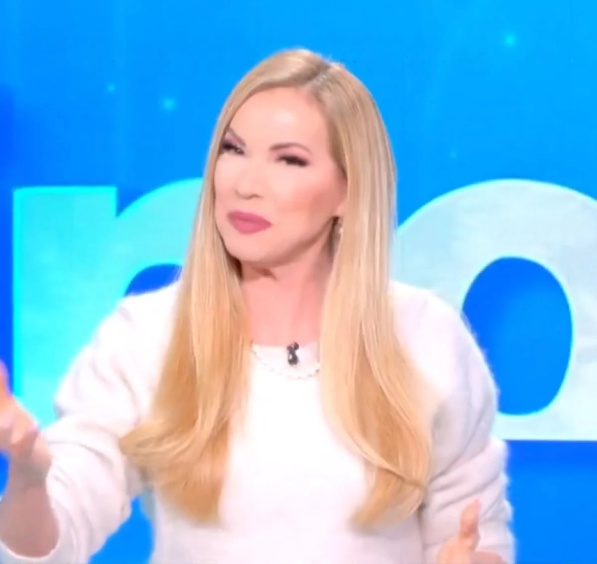 Federica Panicucci nello studio di Mattino Cinque