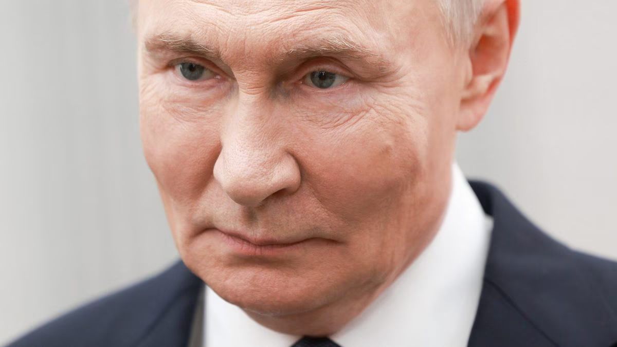 Putin tuona: “Ucraini via dal Donbass o usiamo la forza”. Gli Usa sospendono alcune sanzioni