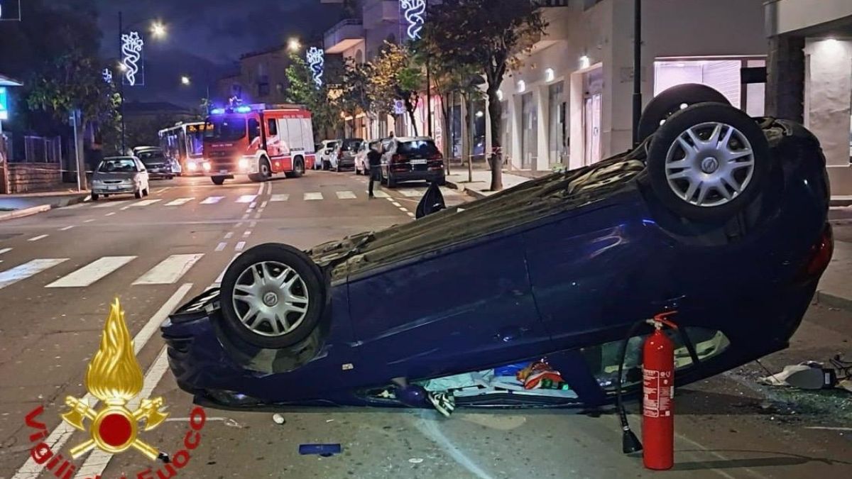 “Incastrati tra le lamiere”. Incidente spaventoso in Italia, auto ribaltata: immagini shock “Incastrati tra le lamiere”. Incidente spaventoso in Italia, auto ribaltata: immagini shock