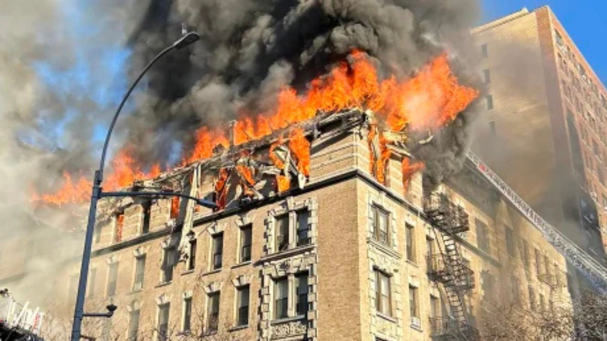 “Brucia tutto”. Maxi incendio, in fiamme il palazzo: strade invase dal fumo, volano pietre e mattoni