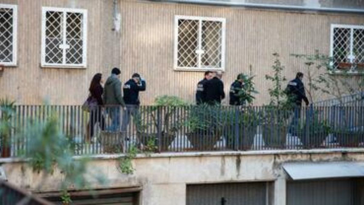 Stupro a Roma, tre uomini violentano una giovane di 23 anni fuori dalla metro