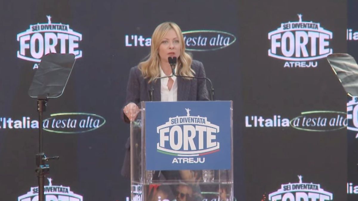 sto a mor236 giorgia meloni cos236 sul palco di atreju il video da Thesocialpost.it sto a mor236 giorgia meloni cos236 sul palco di atreju il video