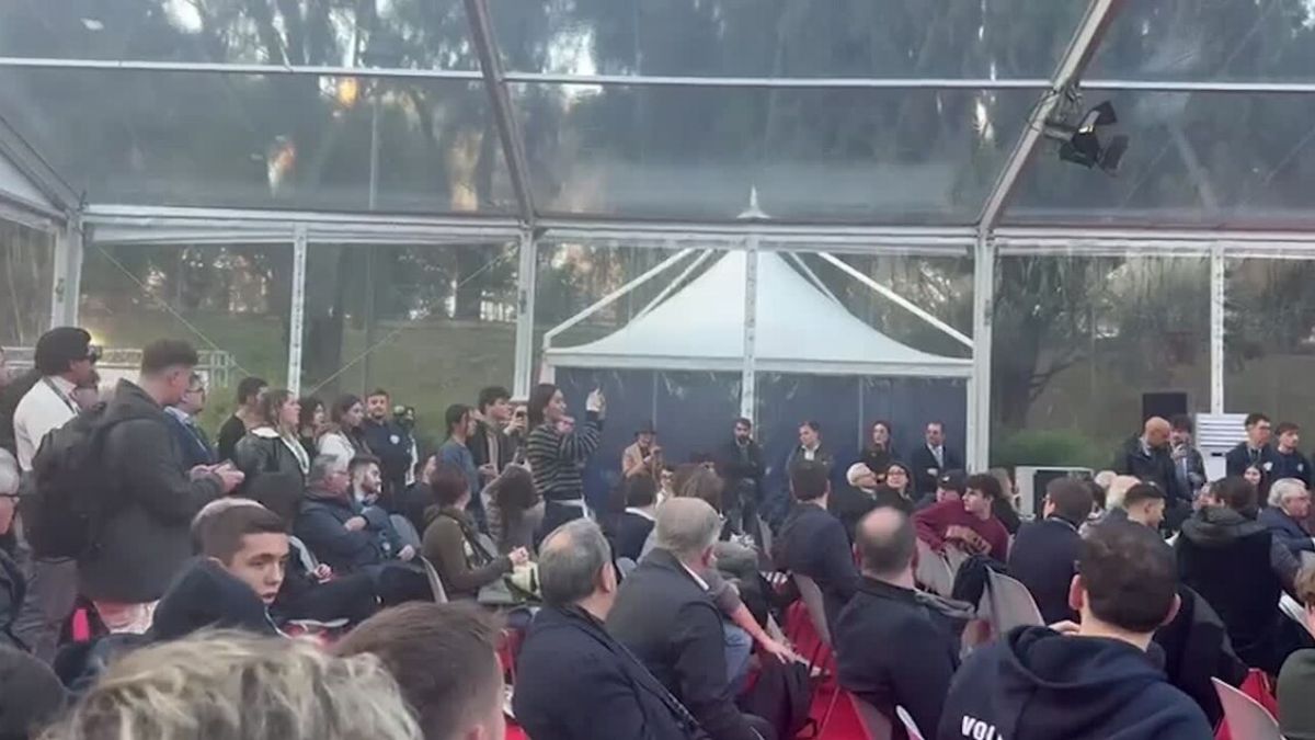 la ministra bernini contestata dagli studenti di medicina siete sempre dei poveri comunisti da Thesocialpost.it la ministra bernini contestata dagli studenti di medicina siete sempre dei poveri comunisti