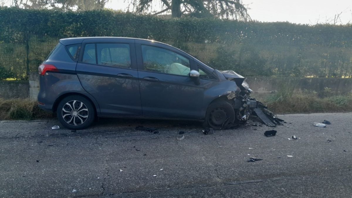 “Non ce l’ha fatta”. Incidente spaventoso in Italia, auto completamente distrutta: è tragedia