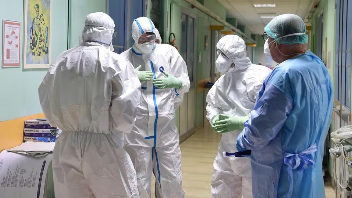 “Virus mutante, 2.000 casi al giorno”. L’allarme dei medici: “Ondata mai vista, chi deve stare attento”