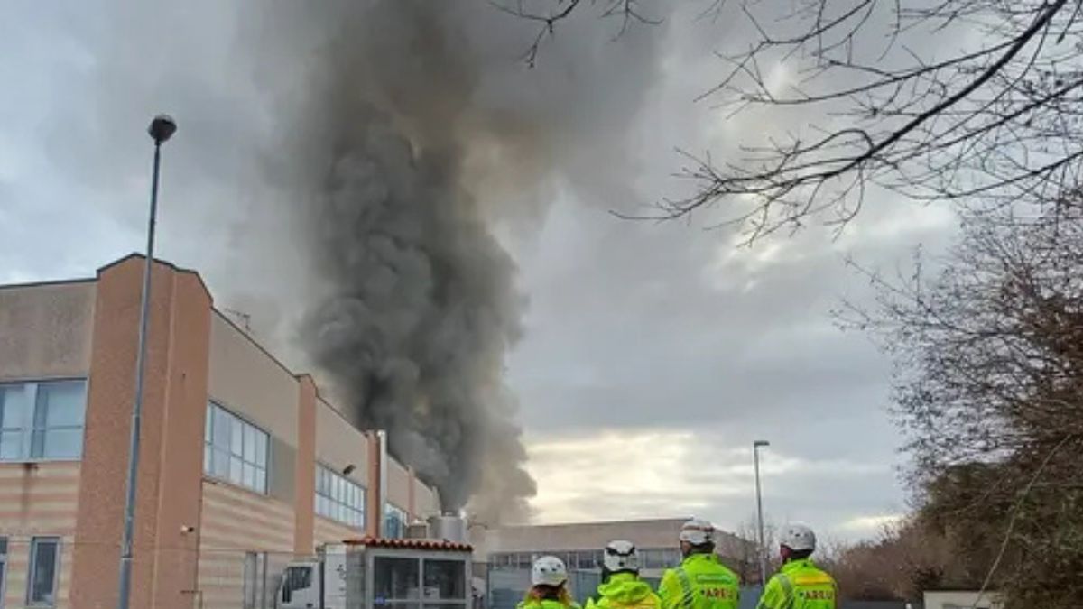 Incendio spaventoso in Italia, nuvola di fumo in cielo: bilancio grave, il rogo in un istante