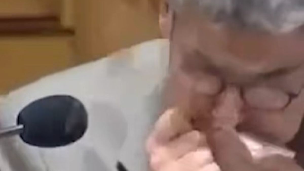 Il senatore si sente male e vomita in Aula, il video shock: panico in diretta Il senatore si sente male e vomita in Aula, il video shock: panico in diretta