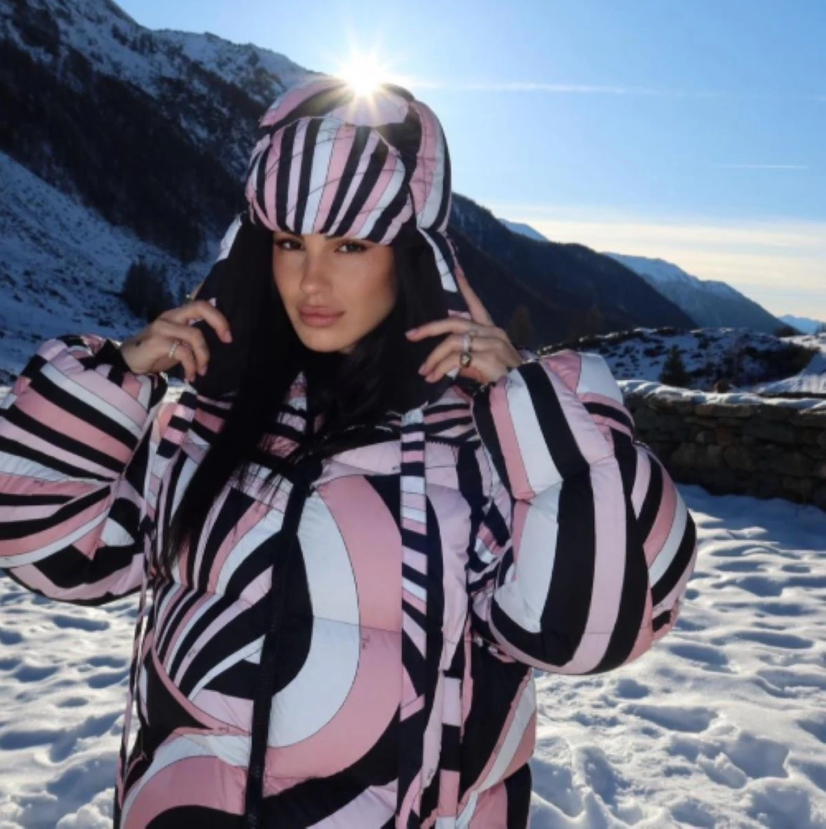 Giulia De Lellis durante una posa per uno scatto, protagonista della scelta di non mostrare la figlia Priscilla sui social