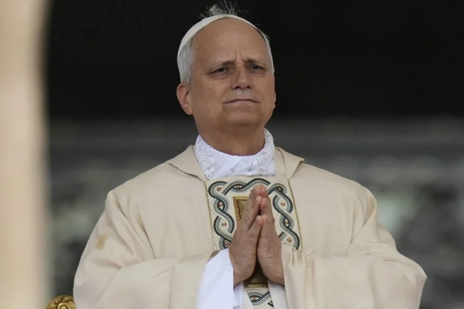 Papa Leone XIV ritratto durante un evento ufficiale in Vaticano