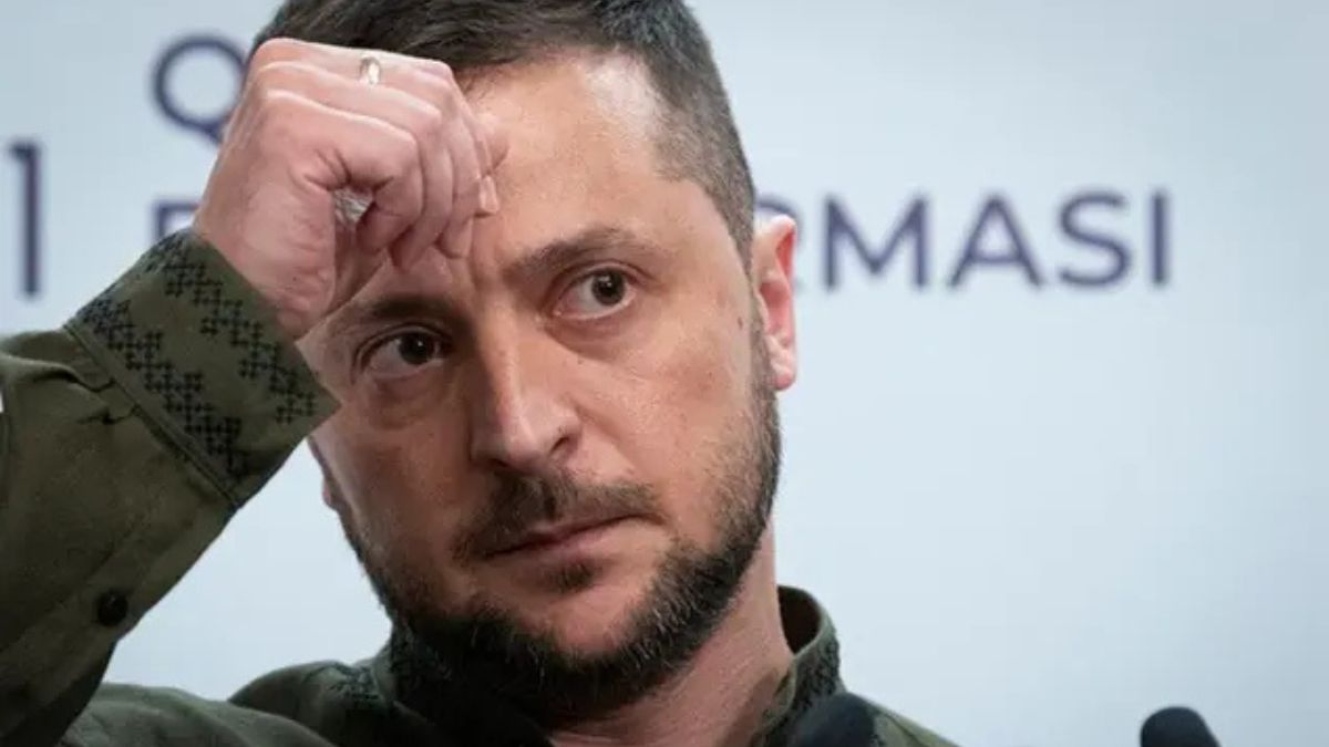 Scandalo tangenti in Ucraina, il gravissimo sospetto su Zelensky: “Provò a coprirli nel rimpasto di governo di luglio”