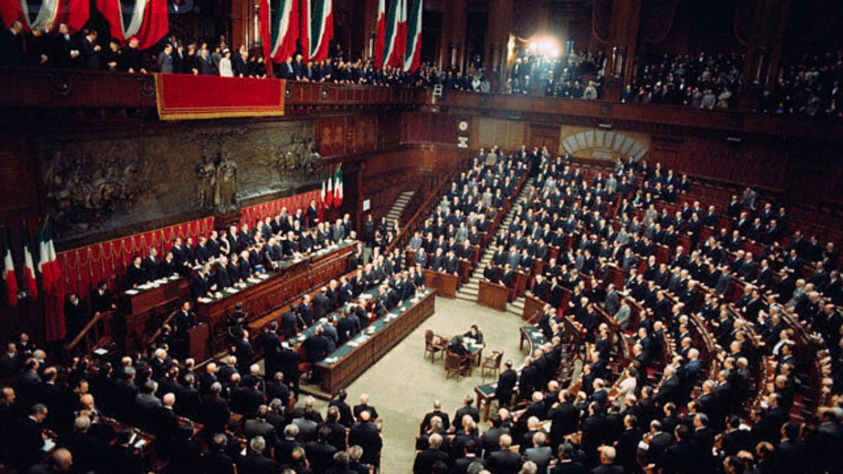 Assemblea di partito finisce male: persone chiuse nei bagni, follia Assemblea di partito finisce male: persone chiuse nei bagni, follia