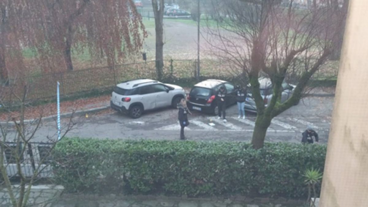 Milano, vigilante viene minacciato con un collo di bottiglia e spara per difendersi: “Voleva il mio smartphone”