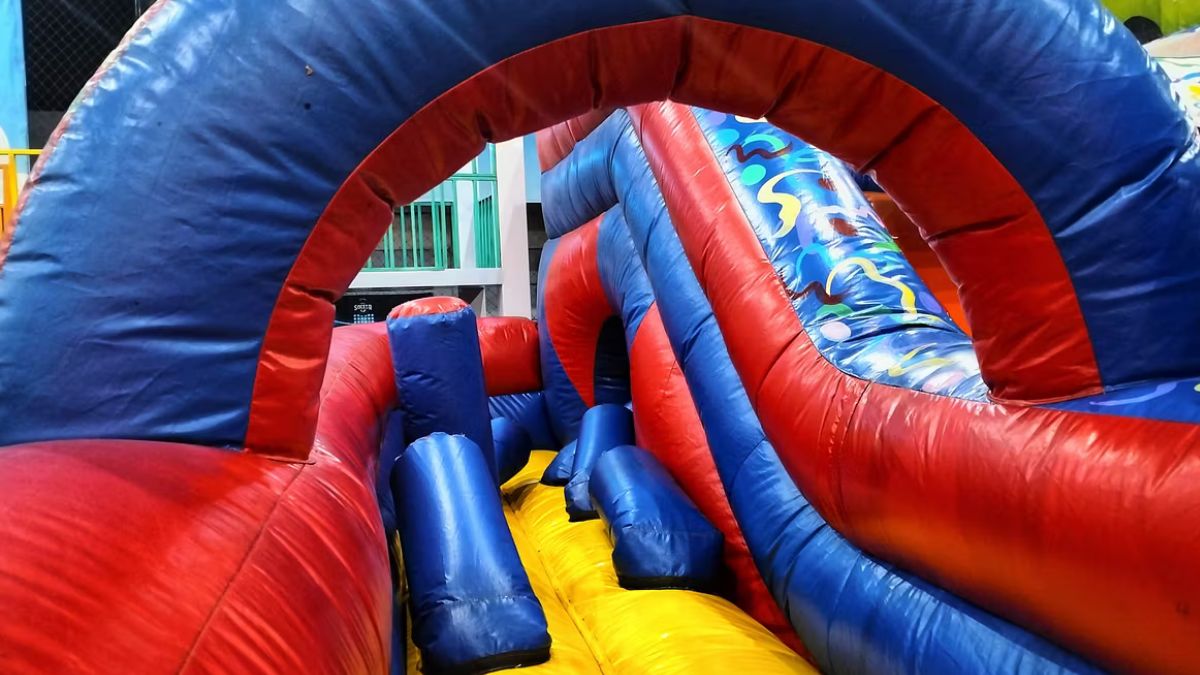 vetri nei giochi gonfiabili per bambini terrore al centro commerciale da Thesocialpost.it vetri nei giochi gonfiabili per bambini terrore al centro commerciale