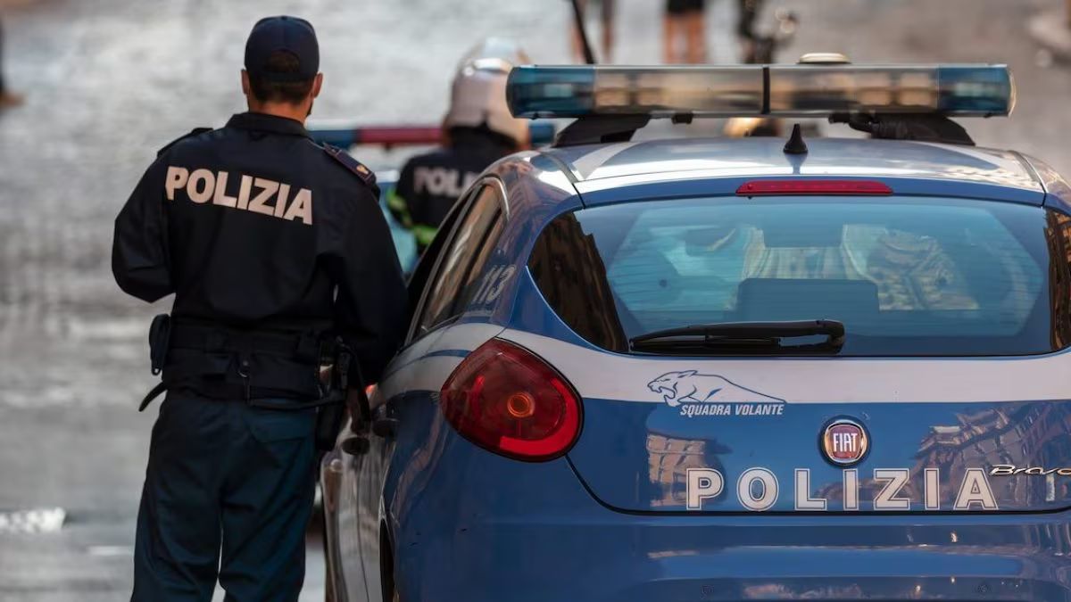 Bari, diffondono spari e frasi in arabo da una cassa bluetooth al centro commerciale: denunciati tre minorenni Bari, diffondono spari e frasi in arabo da una cassa bluetooth al centro commerciale: denunciati tre minorenni