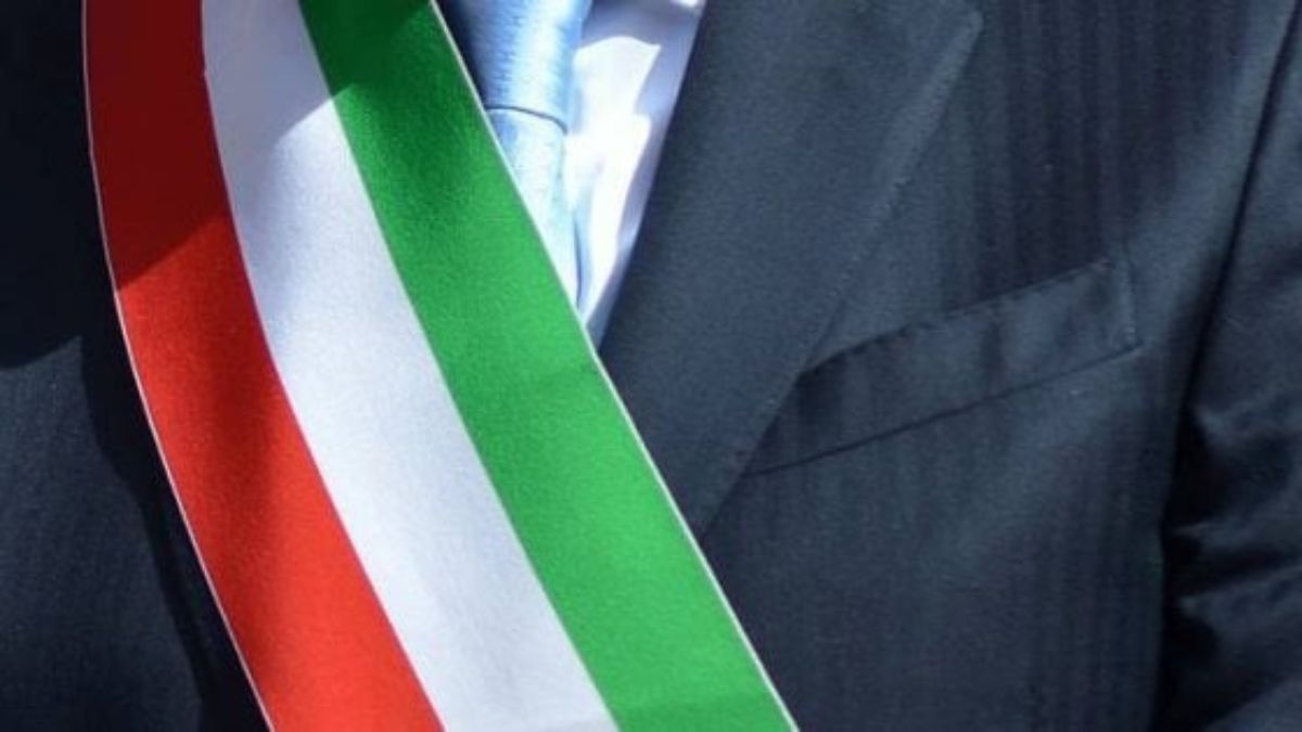 Panico in Italia, cittadino assale il sindaco davanti a tutti. Caos totale
