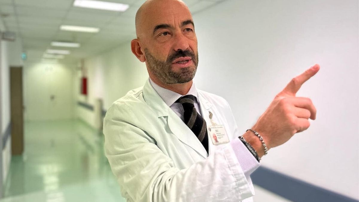 “I giovani devono vaccinarsi subito”. Bassetti lancia l’allarme: “Cosa si rischia”