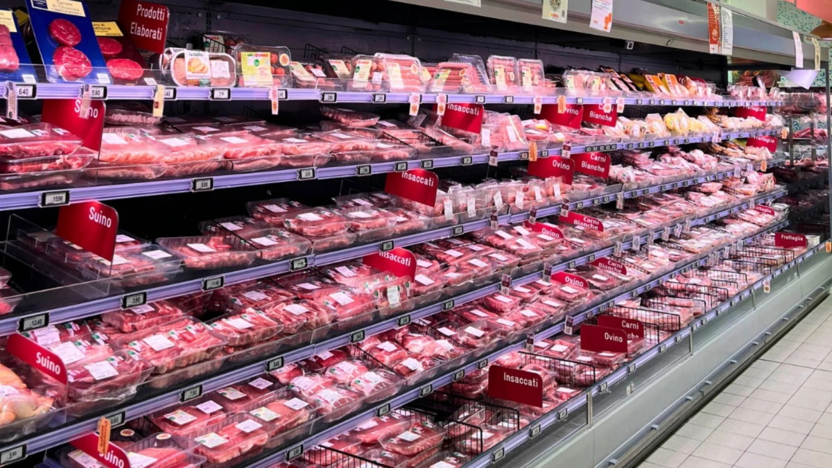 Confezioni di ciccioli sottovuoto esposte in un supermercato