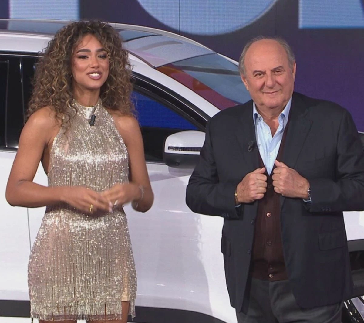 Samira Lui in studio con Gerry Scotti a La Ruota della Fortuna