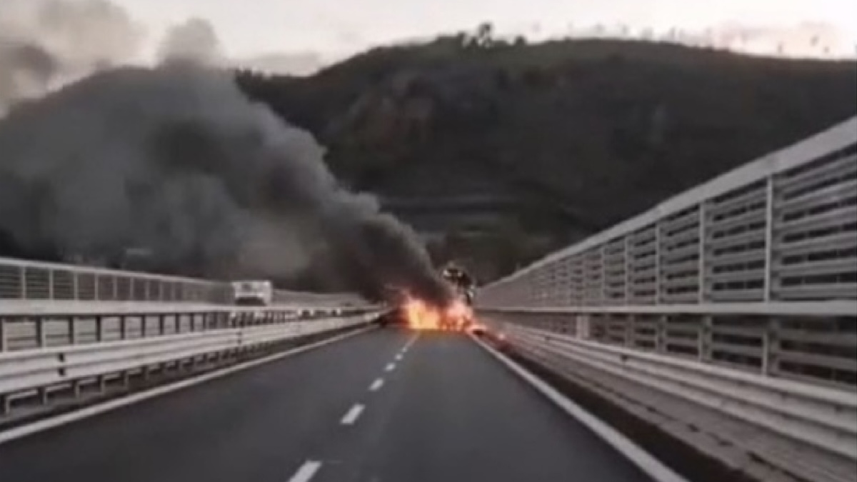 Assalto in autostrada, esplosioni e fiamme: la notizia è arrivata ora