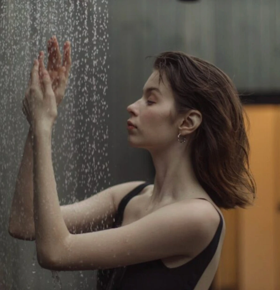 Mano che annusa un sapone