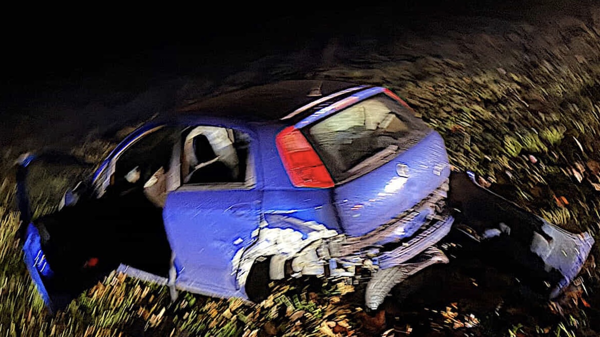 Incidente spaventoso, il volo nel campo dopo lo schianto atroce: a bordo mamma e figlia piccola