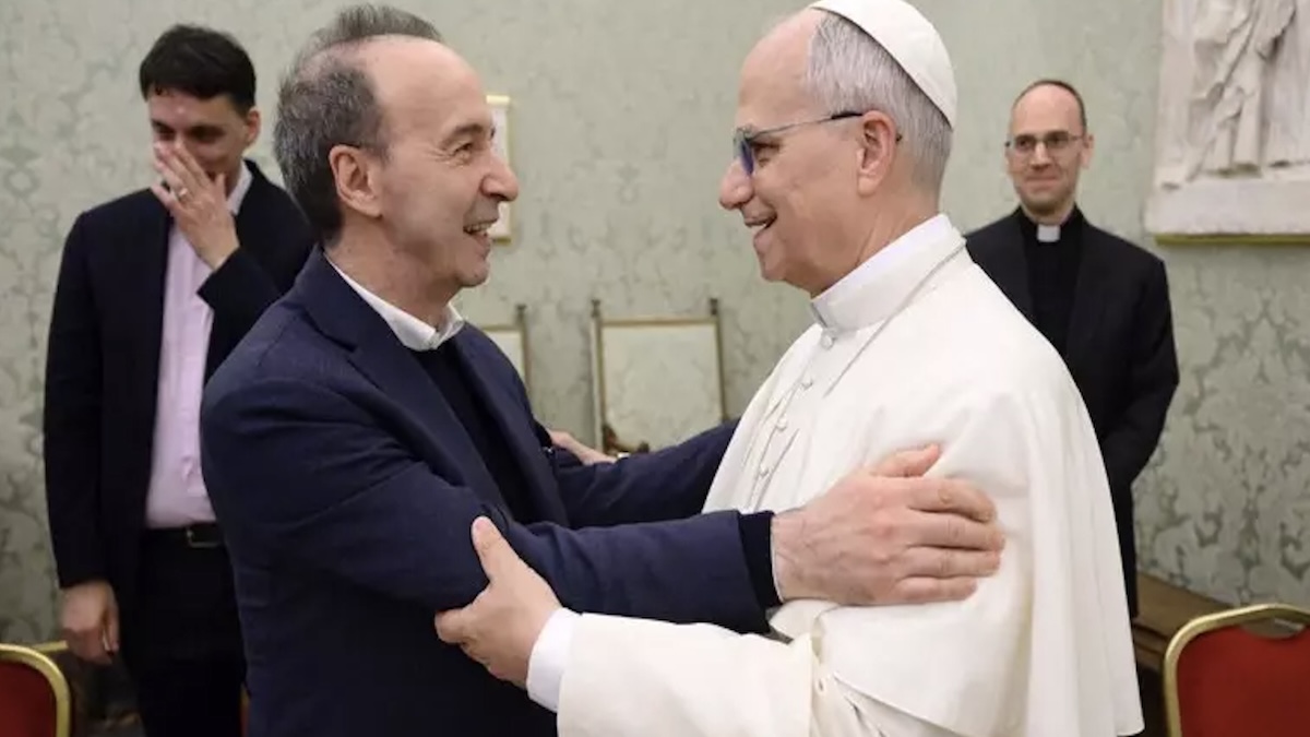Papa Leone abbraccia Benigni: “Che bello, parla di amore” dopo l’anteprima del monologo su San Pietro