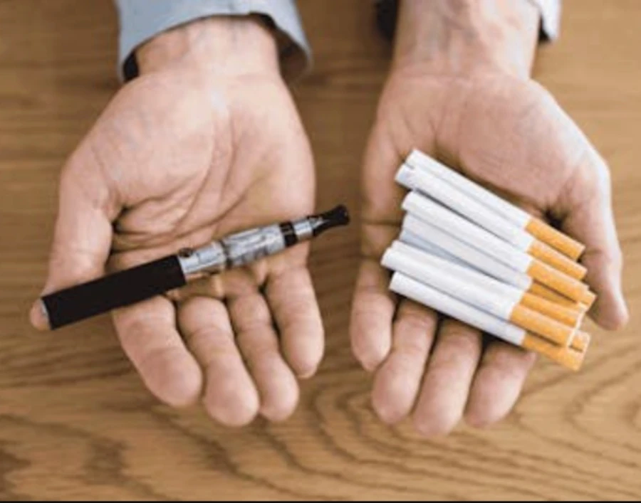 Uomo che fuma una sigaretta, pensieroso per gli aumenti