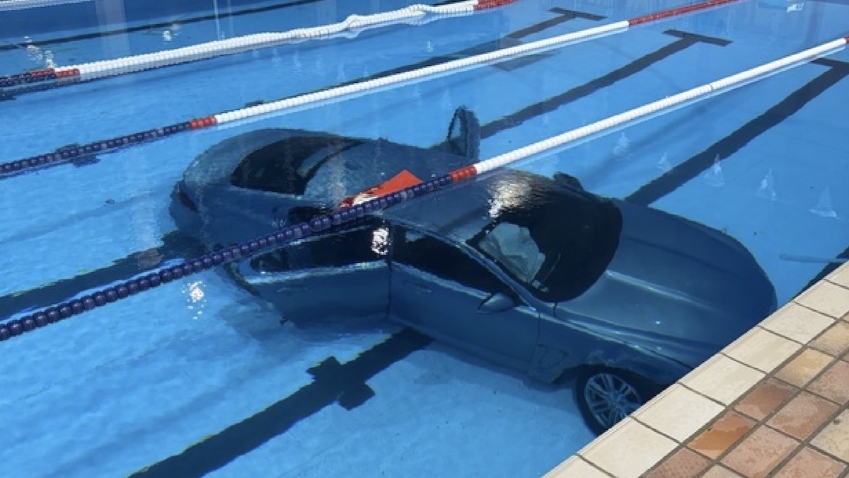 mamma in auto con la figlioletta il volo micidiale nella piscina comunale 200 dramma da Thesocialpost.it mamma in auto con la figlioletta il volo micidiale nella piscina comunale 200 dramma