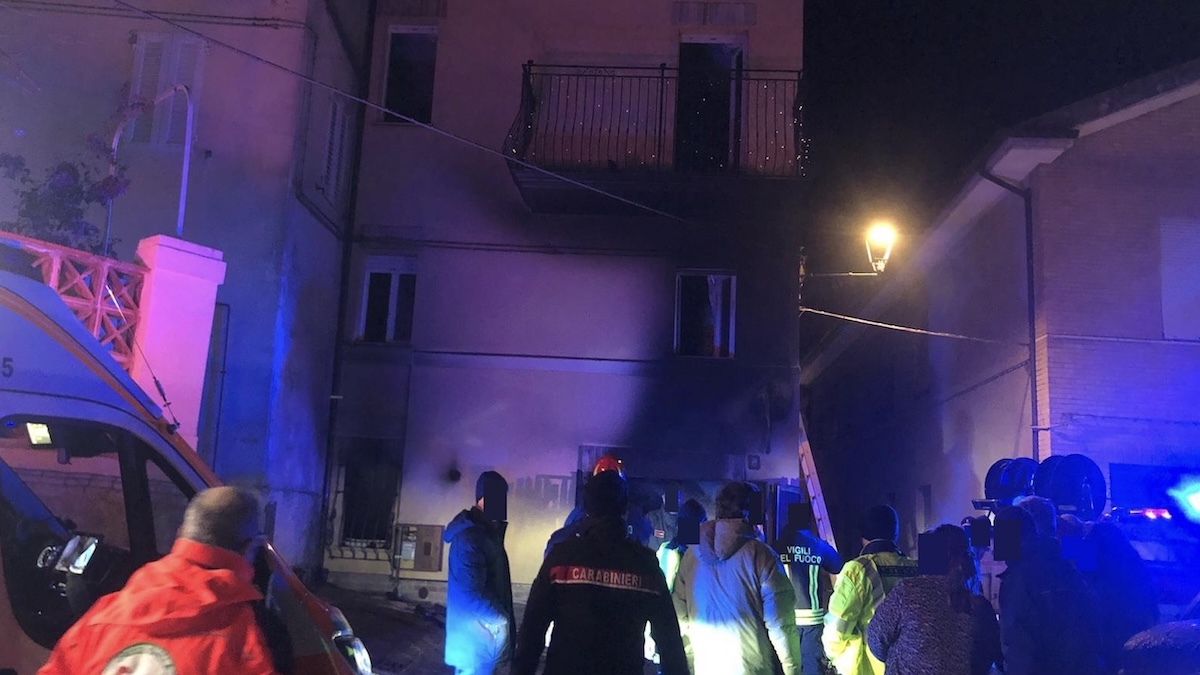 la sua testa8230 orrore in italia incendio devastante in casa morto in modo inquietante da Thesocialpost.it la sua testa8230 orrore in italia incendio devastante in casa morto in modo inquietante