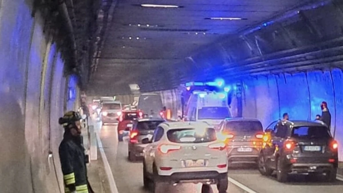 Mezzo pesante coinvolto in un incidente autonomo in galleria sull'autostrada A10