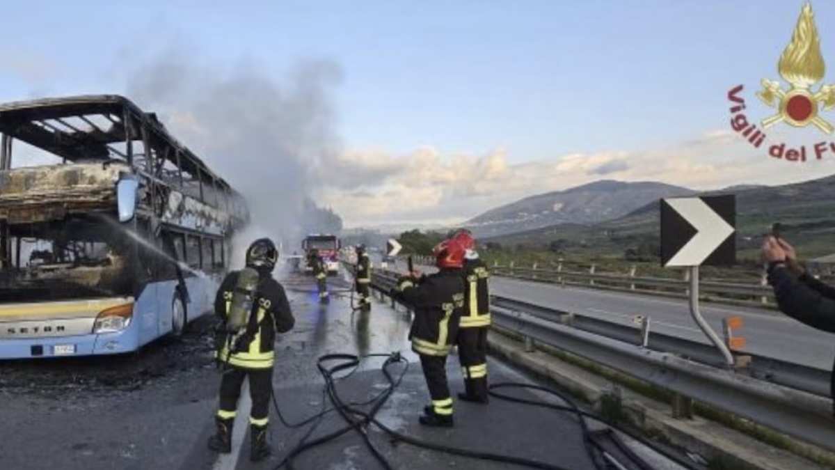 terribile incendio in autostrada pullman carico di persone prende fuoco la situazione da Thesocialpost.it terribile incendio in autostrada pullman carico di persone prende fuoco la situazione