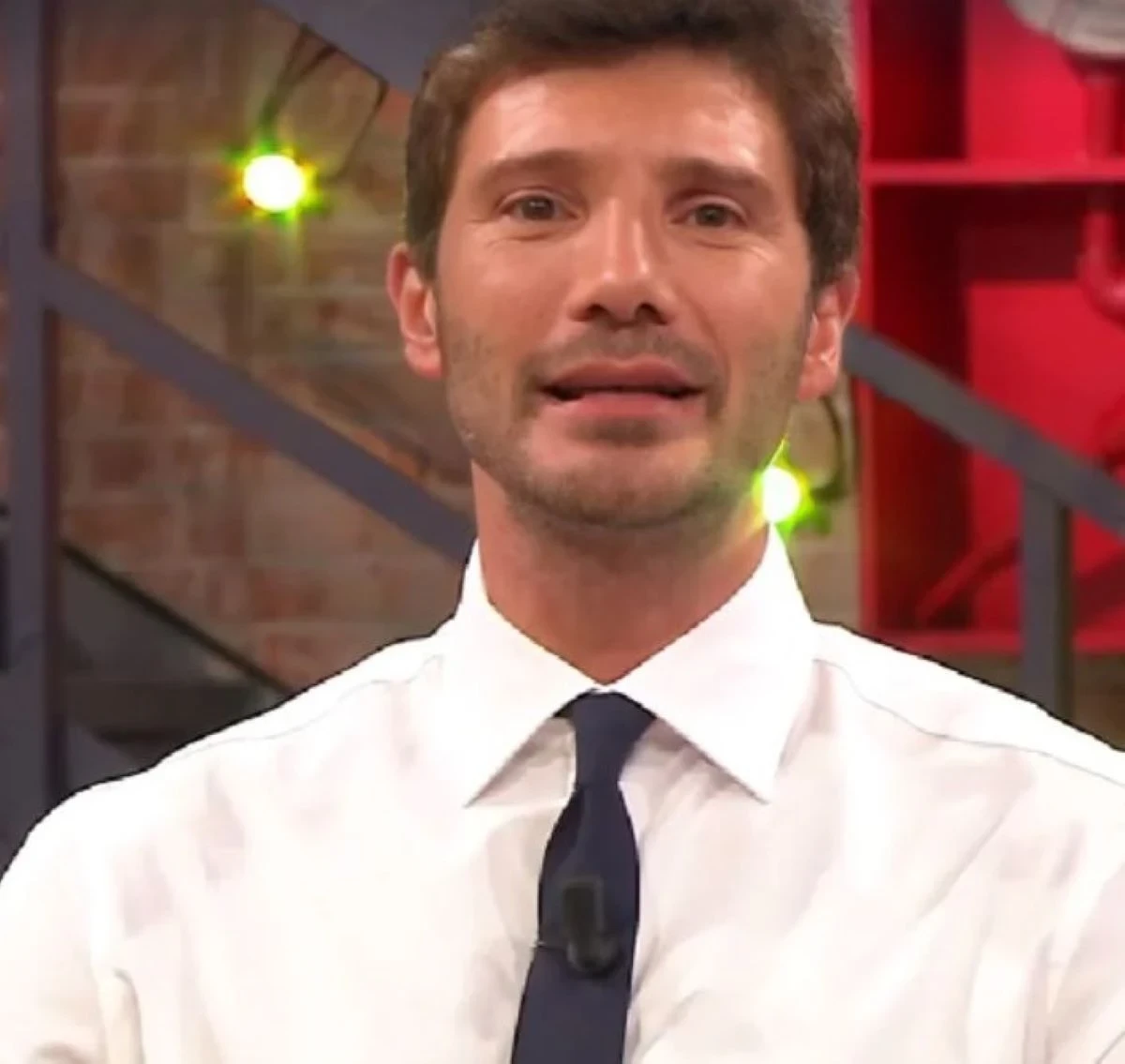 Stefano De Martino sorridente nel programma Affari Tuoi