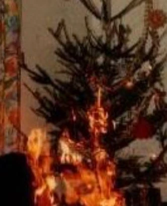 Albero di Natale in fiamme, ipotesi di corto circuito in salotto
