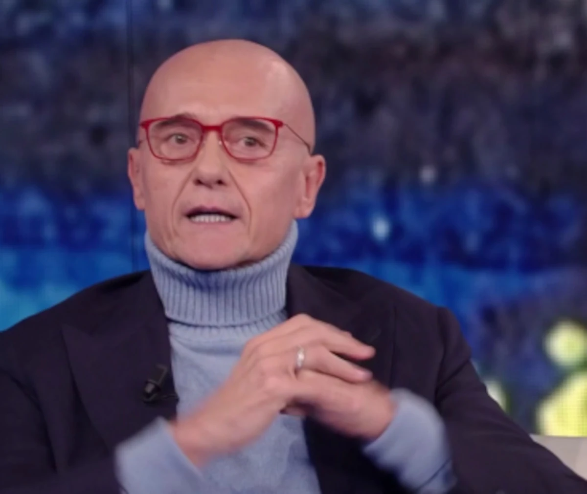 Alfonso Signorini durante una trasmissione televisiva