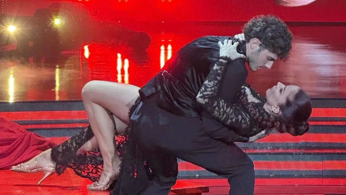 Andrea Delogu sorridente sul palco di Ballando con le stelle