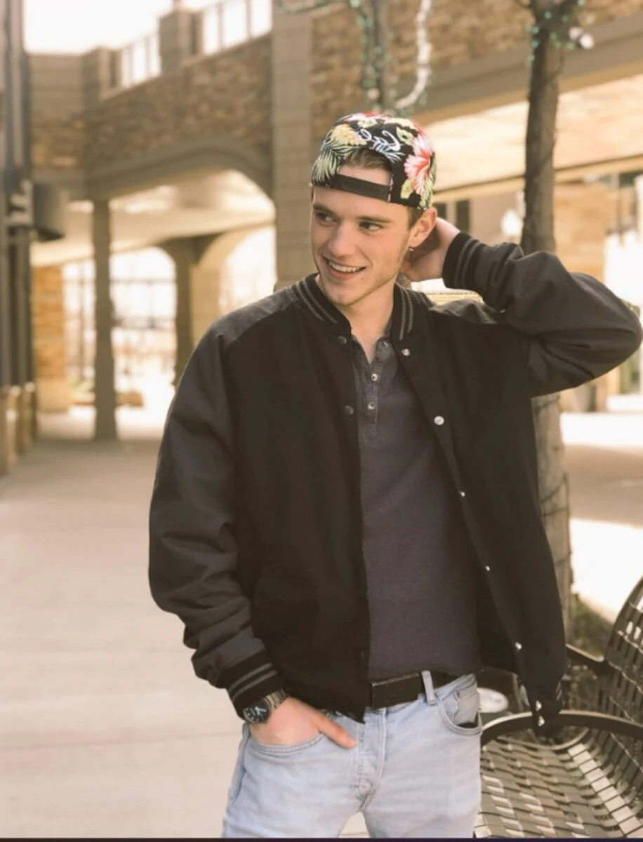 Scott Finn sorridente e carismatico