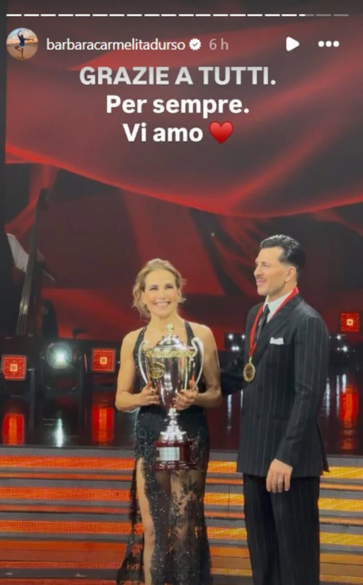 Barbara D’Urso con il trofeo del terzo posto a Ballando
