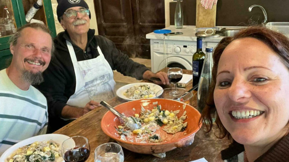 Un nuovo inizio per la “famiglia nel bosco”: Nathan accolto nella sua nuova casa, tra sorrisi e pasta fatta a mano
