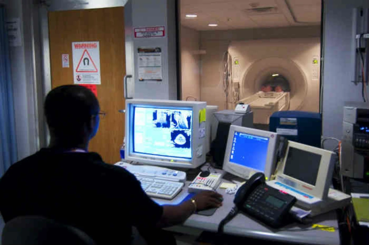 Immagine di una cabina medica, simbolo di diagnosi e cura