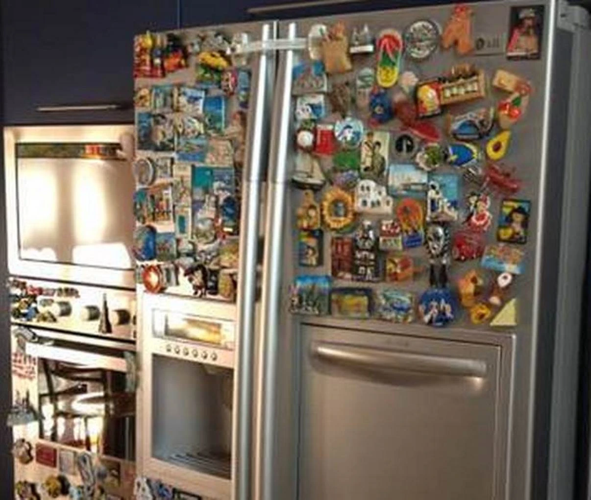 Dettaglio di calamite attaccate alla porta del frigo