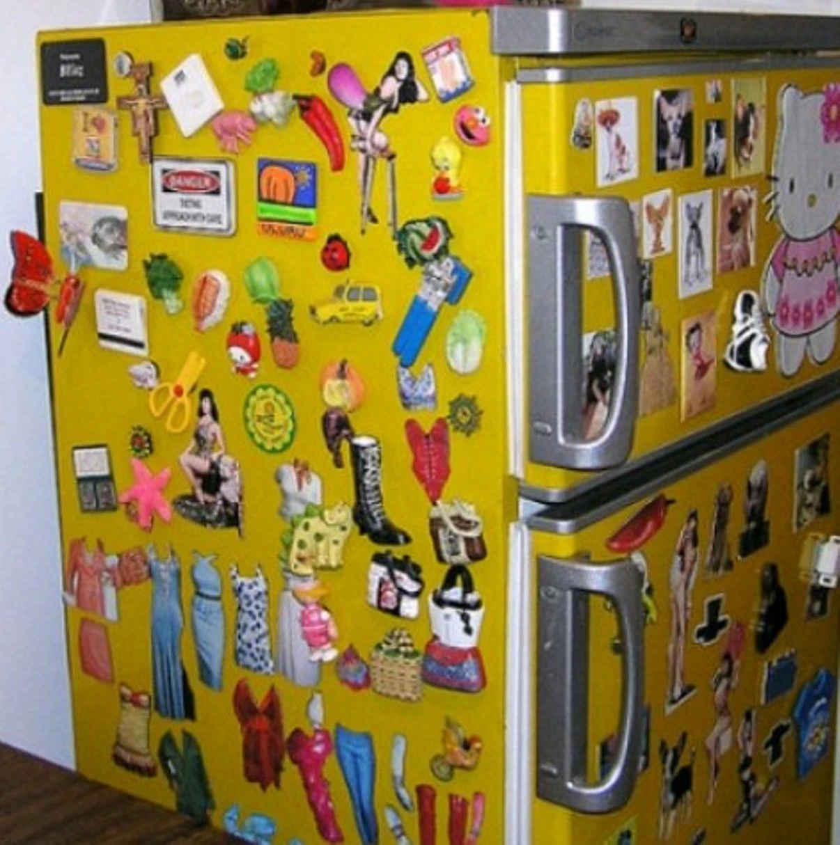 Calamite souvenir provenienti da diverse città attaccate a un frigo
