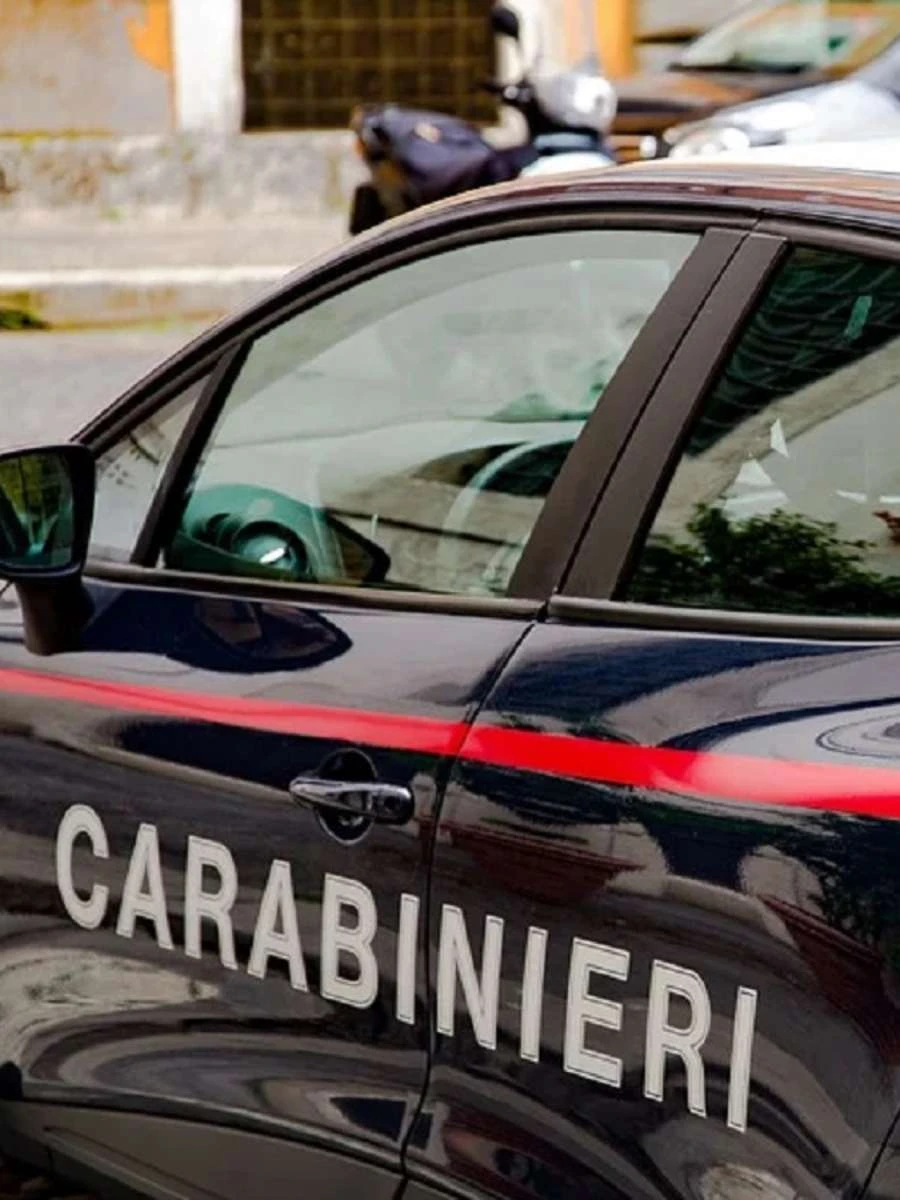 Pattuglia dei carabinieri in servizio notturno