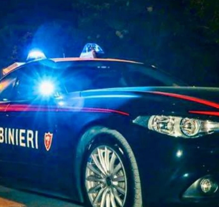 Auto dei carabinieri davanti a una struttura durante un intervento