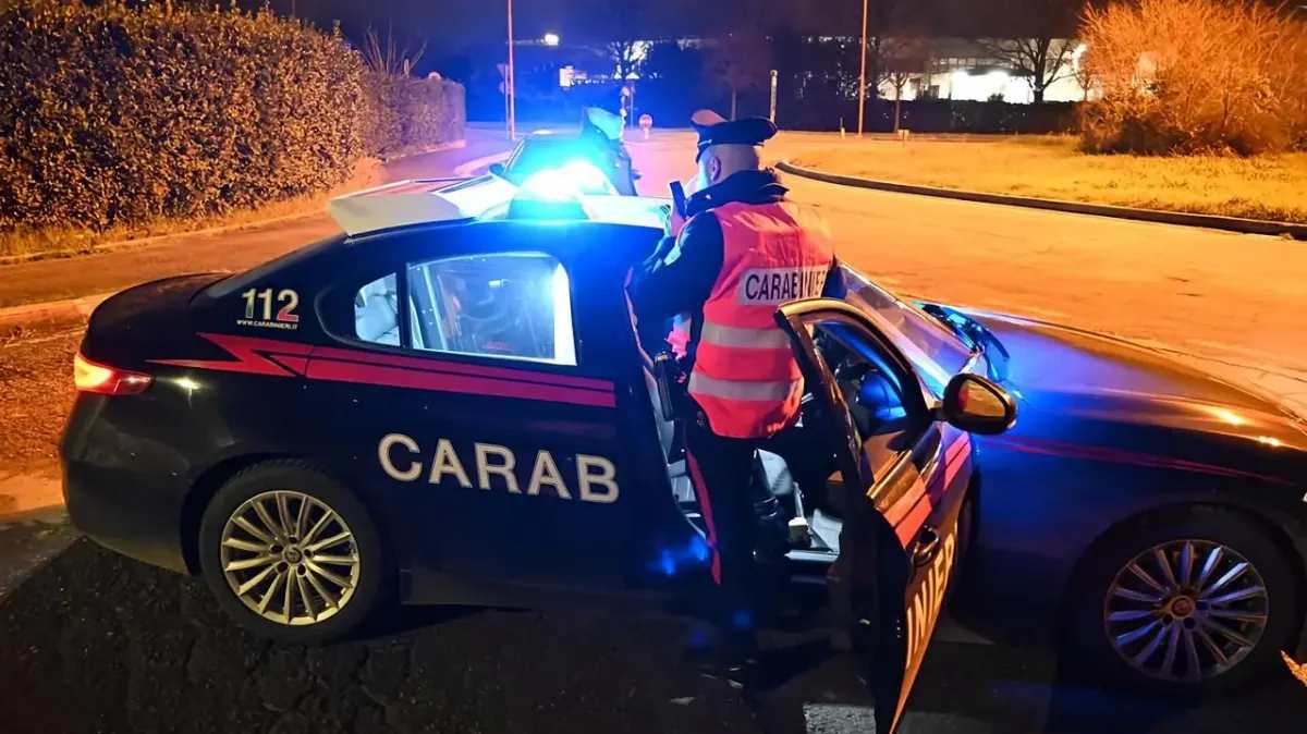 Lite per l’affidamento della figlia: 19enne investe i suoceri all’uscita dalla caserma dei carabinieri Lite per l’affidamento della figlia: 19enne investe i suoceri all’uscita dalla caserma dei carabinieri