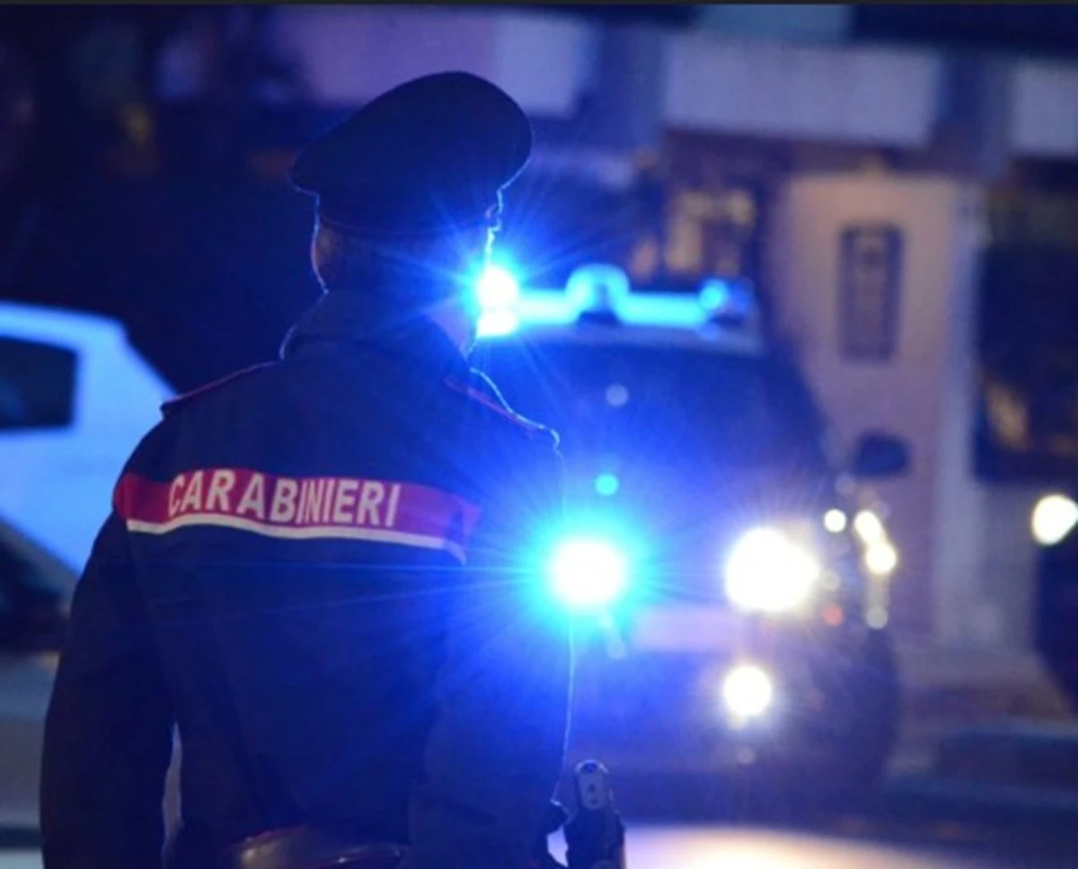 Intervento dei carabinieri e dei vigili del fuoco sul luogo dell'incidente