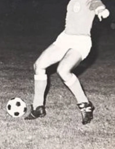 Stemma e giocatori della Colligiana 1922 durante una partita