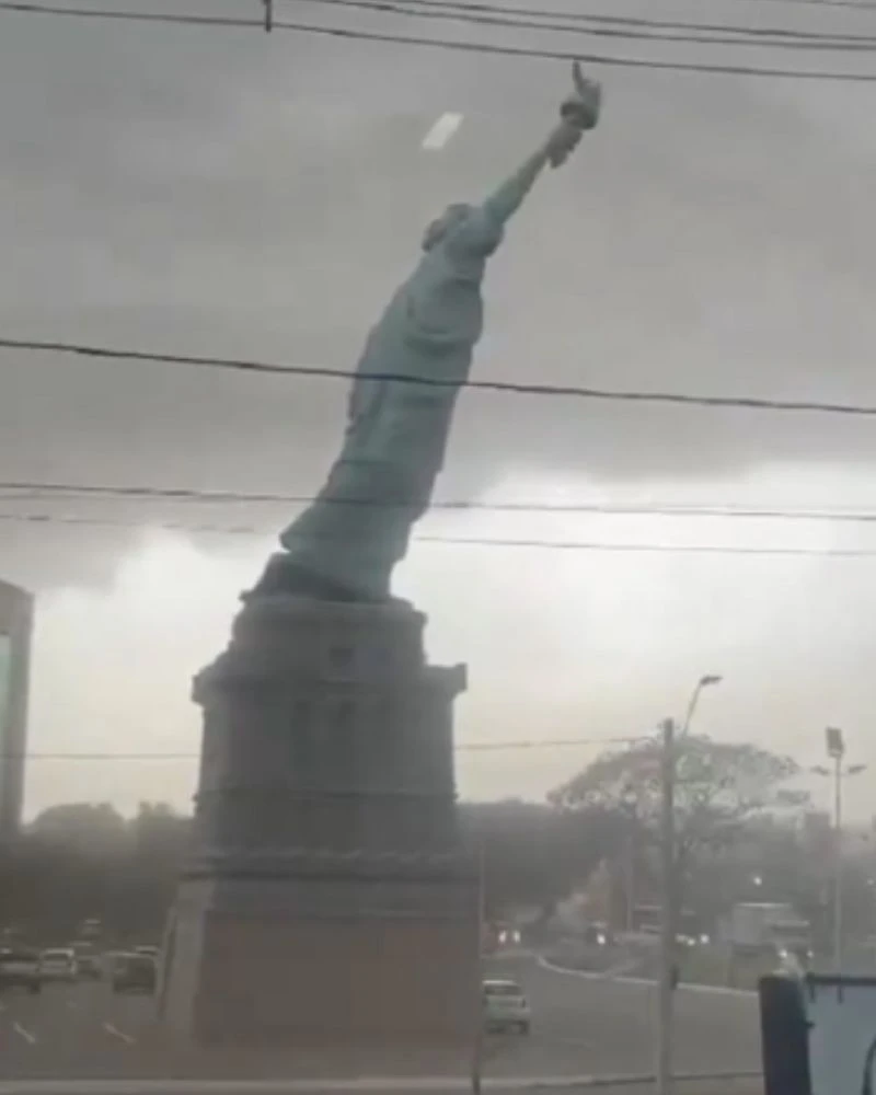 Crollo della replica della Statua della Libertà nel parcheggio Havan a Guaíba, Brasile