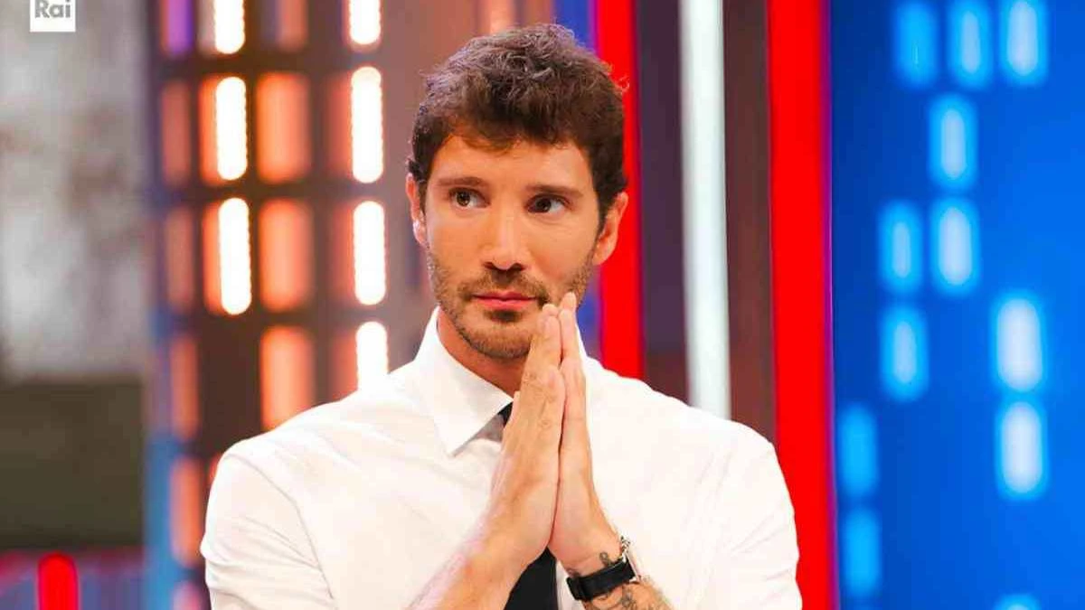 Stefano De Martino durante la conduzione in Rai