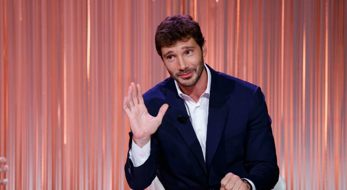 Stefano De Martino con il suo entourage televisivo